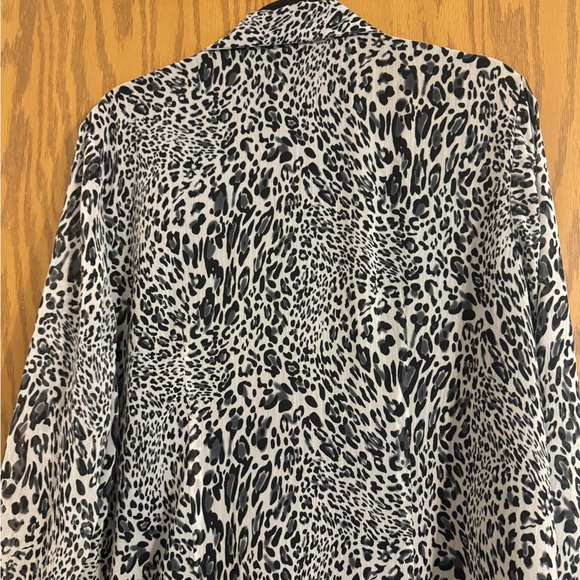 Woman’s Avenue Leopard Button up or Open Blouse. Size 18/20 Ruffle Top. - Picture 9 of 11